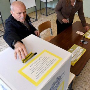 Borgetto, l'ascensore è guasto, il sindaco prende in braccio il disabile e lo accompagna al seggio