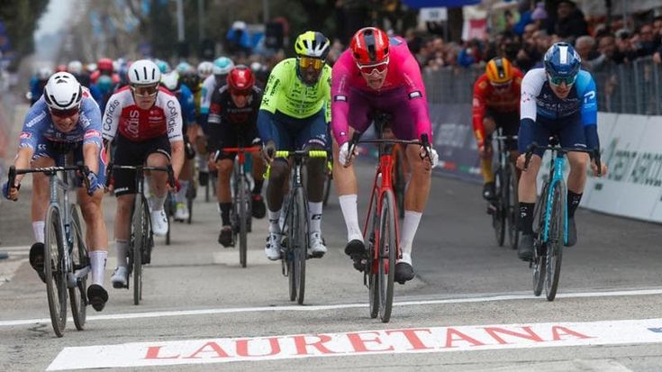 Milan, colpo doppio alla Tirreno-Adriatico: vince la quarta tappa ed è il nuovo leader della corsa
