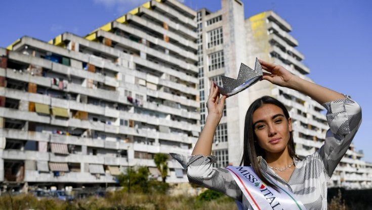 Miss Italia è tornata a casa: Zeudi con la corona tra le Vele di Scampia