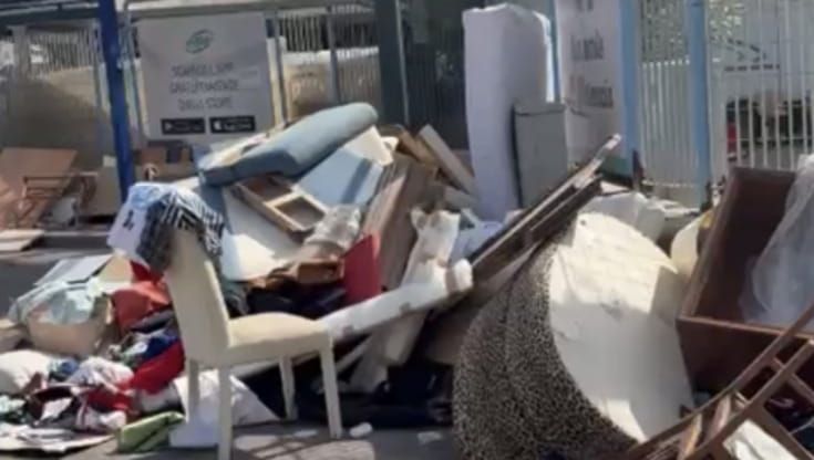 Fuorigrotta, una discarica davanti all’isola ecologica