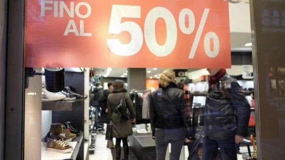 Saldi al via in Puglia, in via Sparano e nei centri commerciali scatta la corsa all'affare: ribassi fino al 50%