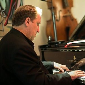 Dal pennello alle note, &egrave; il mondo di Kostabi: "Sono un pittore prestato alla musica"