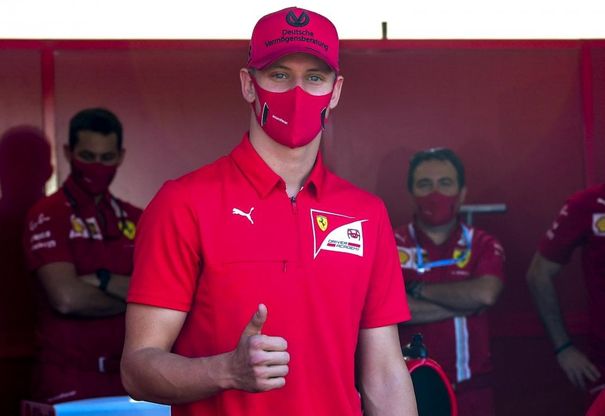 Mick Schumacher, giro al Mugello sulla F2004 di papà Michael