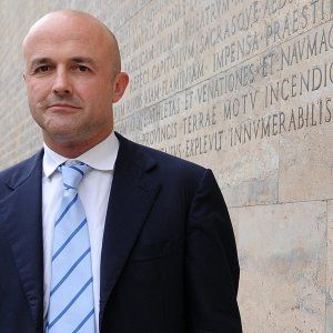 Nuzzi: "Lo scandalo non sono i libri ma i conti fuori controllo"