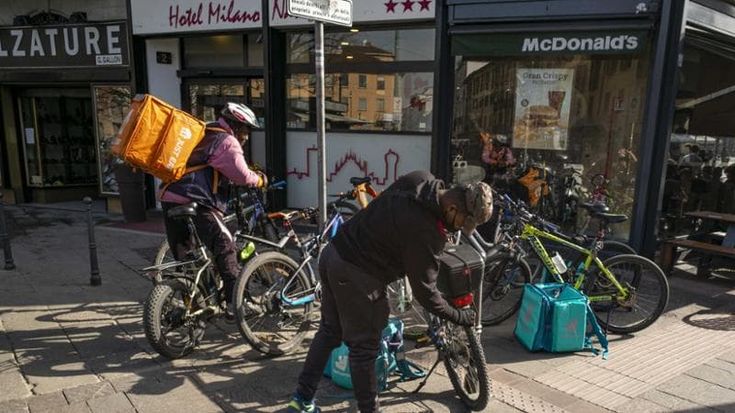 Caporalato, l’inchiesta sui rider arriva anche a McDonald’s, Burger King e Esselunga