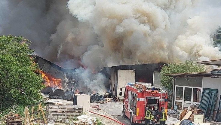 Palinuro, incendio in una falegnameria: colonna di fumo in Cilento