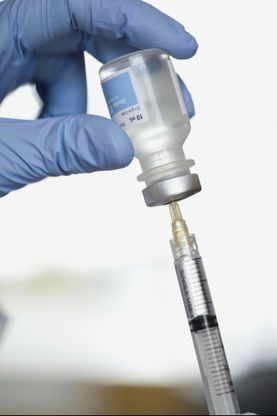 Ebola: l'Oms sceglie il vaccino italiano e tratta un milione di dosi