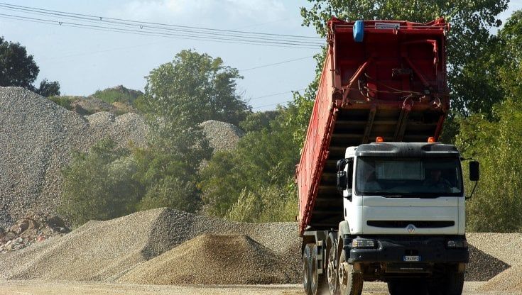 Incidenti sul lavoro, operaio 62enne muore travolto da un carico di ghiaia in una cava a Bedizzole