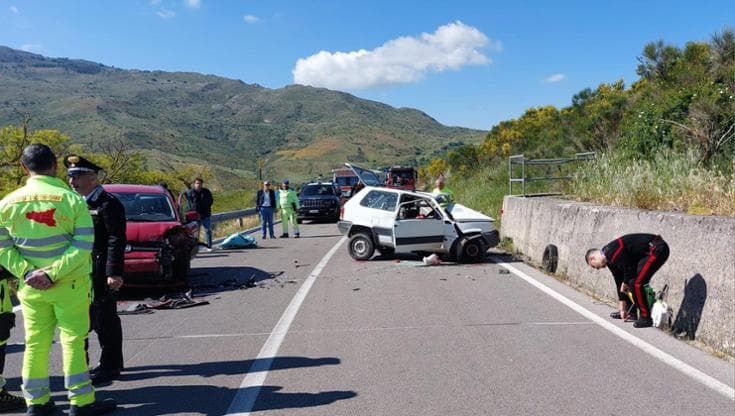 Scontro frontale fra due auto, morto sul colpo un anziano