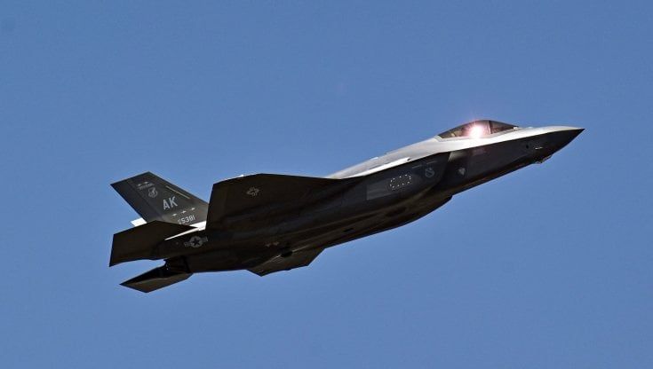 Una squadriglia russa da Kaliningrad verso il cielo polacco. Due F-35 Nato la bloccano