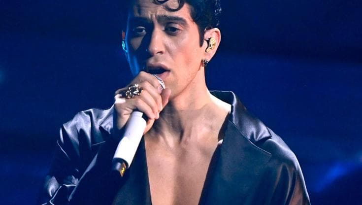 Mahmood: “Napoli città d’amore, perfetta per i video. Leopardi? Depresso come me”