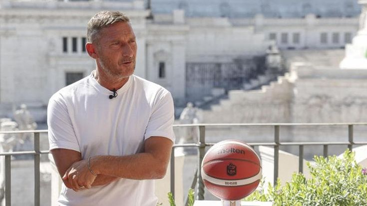 Totti: “A 48 anni ho pensato davvero di tornare in campo. Ma non potevo giocare contro la Roma”