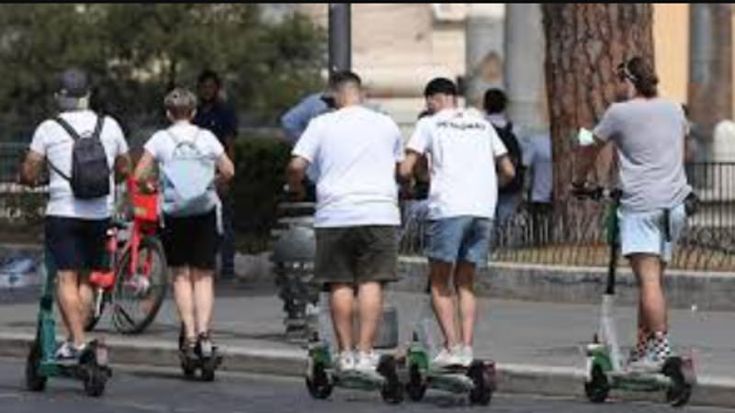Monopattini, Roma prima città d’Italia per numero di noleggi: sono 7 milioni e mezzo in un anno