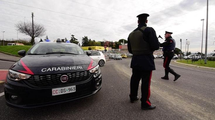 Accoltella e picchia la madre per i soldi della droga: 23enne arrestato a Pomezia