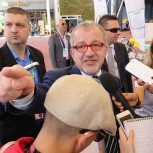 Milano, Maroni al flash mob per l'indipendenza. Pioggia di critiche
