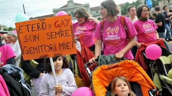 Figli di coppie gay, il Piemonte pagherà le spese legali dei genitori in eventuali cause con lo Stato