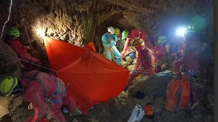 Tratto in salvo dopo 12 ore lo speleologo intrappolato nella grotta dei cinghiali