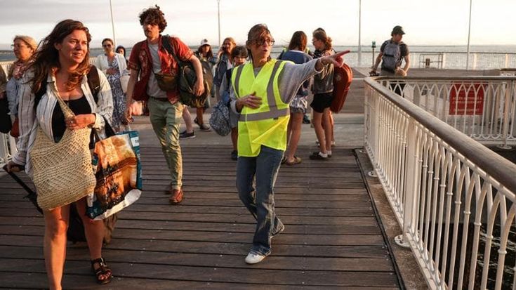 Fuga in barca dall’incendio a Cap Ferret, l’ordine di evacuazione con un sms