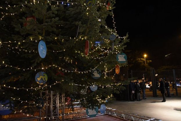 L'albero di Natale con gli addobbi delle sei Leopolde