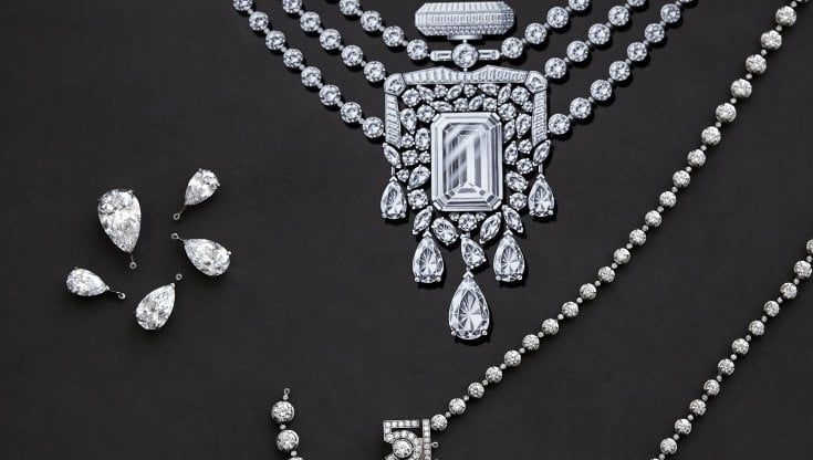 La collana 55.55, omaggio al profumo Chanel N°5 