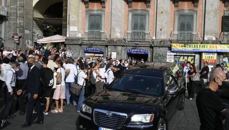 Lunghi applausi ai funerali Pironti: "Tullio era come la statua di Dante, era lui la piazza"
