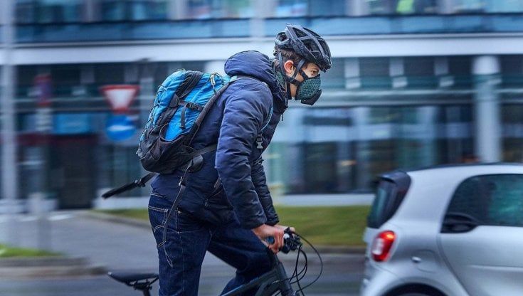 Il boom delle biciclette non frena lo smog in città 