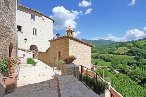 Umbria. Postignano, il borgo che rinasce slow