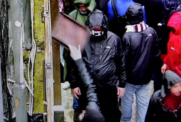 Derby Parma-Reggiana: ultras lancia tombino di ferro verso gli steward - Foto