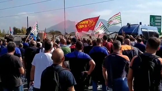 Whirlpool: "A Napoli stop alle attività dal primo novembre". I lavoratori bloccano l'autostrada