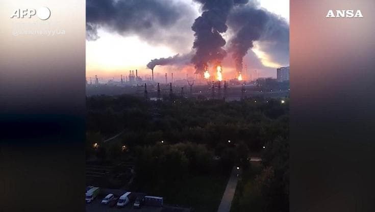 Fumo sui palazzi e raffineria in fiamme: Mosca colpita da un massiccio attacco di droni ucraini