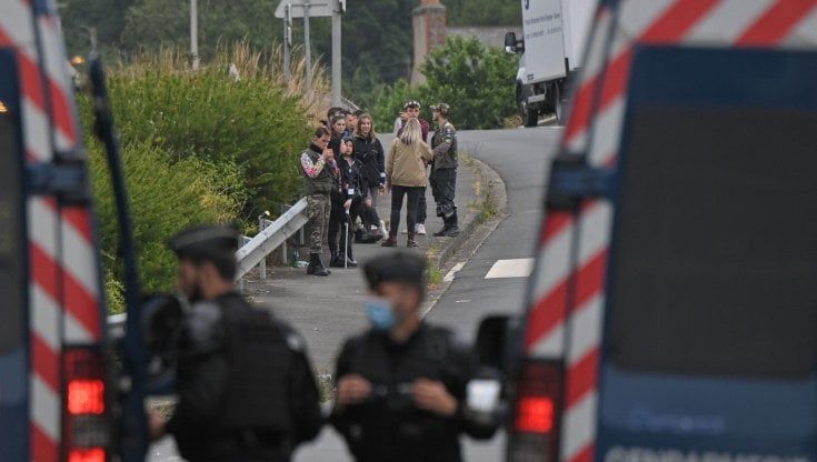 Francia, rave party illegale: sette ore di guerriglia con la polizia