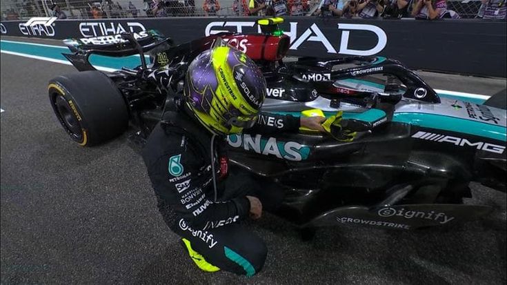 Hamilton commosso: addio in ginocchio alla Mercedes