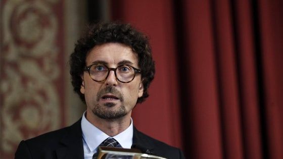 Trasporti, Toninelli: "Arriva il pacchetto 'Strade sicure', più attenzione a ciclisti e bambini"