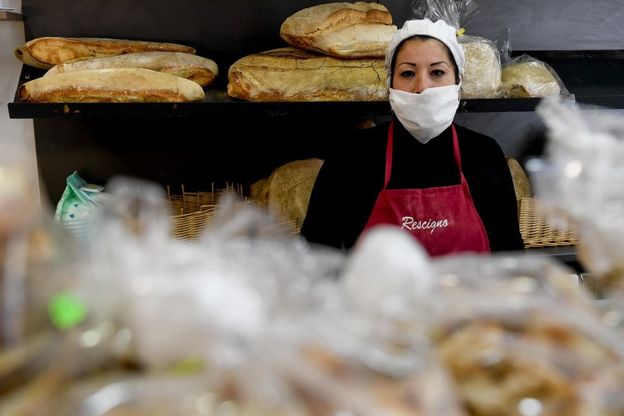 Napoli, una città in mascherina: lavoratori al tempo del coronavirus