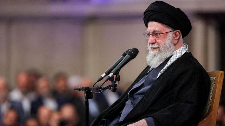 Iran, parla Khamenei: “La Repubblica islamica non cederà, Trump arrogante e cadrà”. Paese isolato