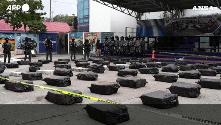 Ecuador, maxi blitz contro il narcotraffico: sequestrate oltre tre tonnellate di cocaina
