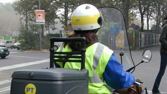 Parma, 50 postini in meno: la protesta dei sindacati 
