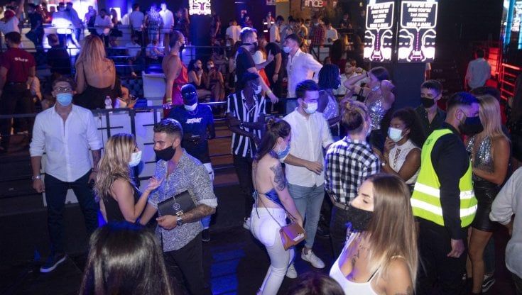 Green Pass, la stretta di Ferragosto su discoteche abusive e qr code falsi