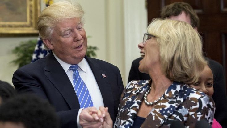 Usa, dimissioni a catena: anche la fedelissima DeVos abbandona Trump