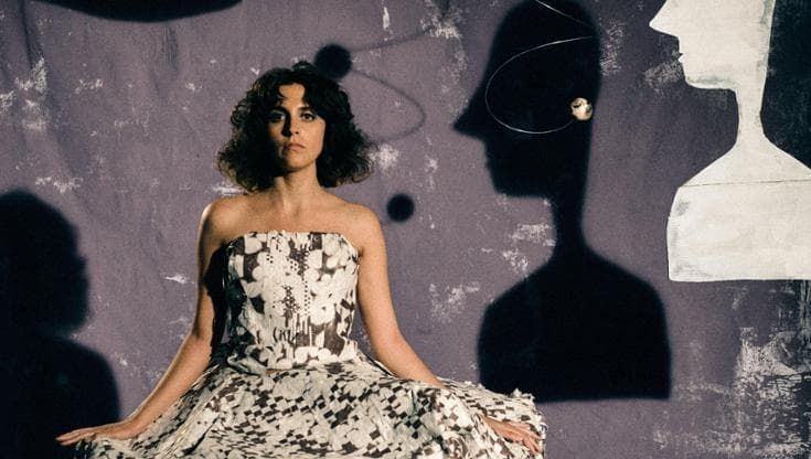 Anna Castiglia tra note e parole: “Vi canto le ansie ma con ironia”
