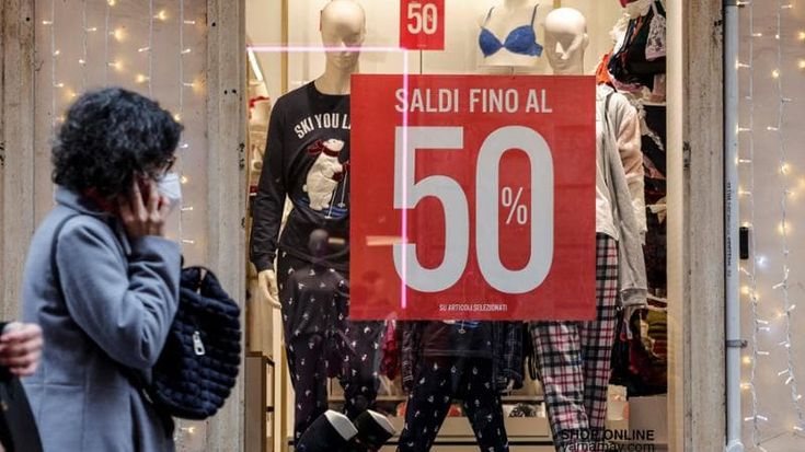 Saldi invernali, consumatori più tutelati con la norma contro i falsi sconti