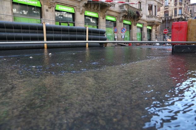 Milano, gli operai rompono per errore un tubo dell'acqua: strade allagate e disagi ai residenti
