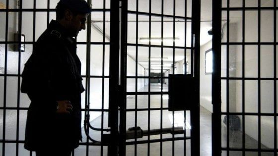 Droga nel carcere di Poggioreale, in nove finiscono nei guai