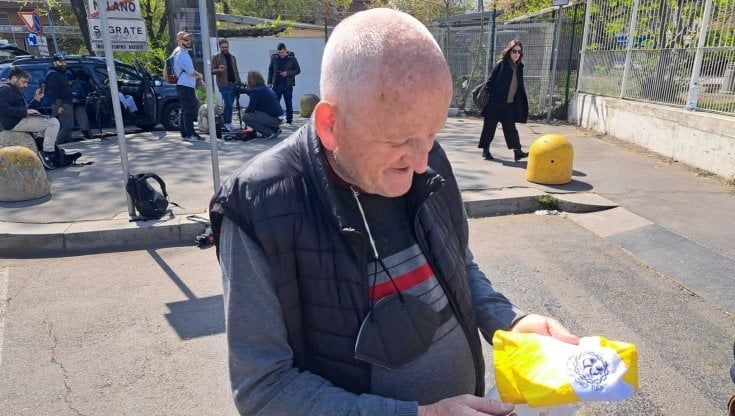 Berlusconi, al San Raffaele a Pasquetta il presidio dei fan con striscioni e "acqua santa", preghiere, santini e sosia di John Travolta