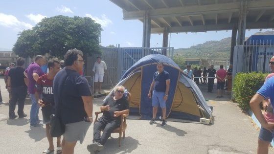 Palermo, operaio piazza la tenda davanti alla Blutec. "Senza stipendio da aprile, sono disperato"