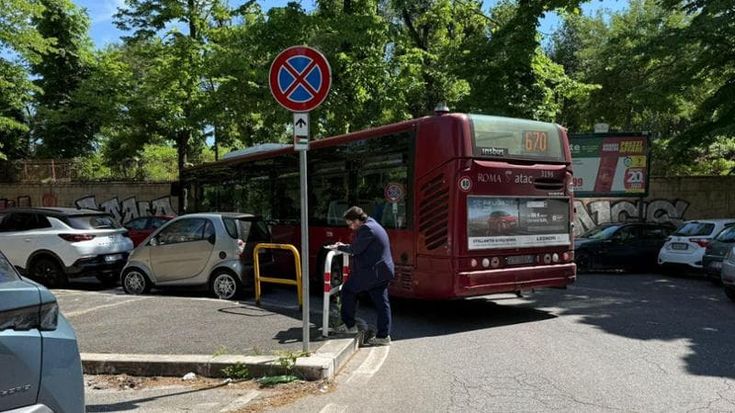 Smart parcheggiata in curva blocca un bus Atac: traffico in tilt all’Ostiense