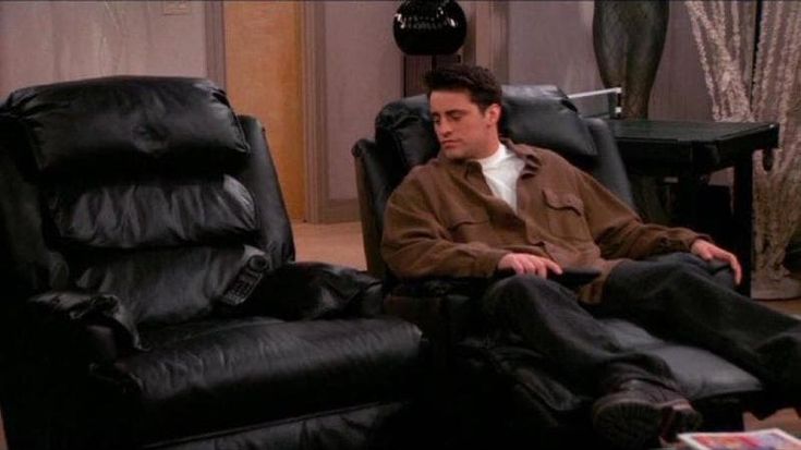 La poltrona vuota di Chandler: “Ciao Matthew Perry, oggi abbiamo tutti perso un amico”