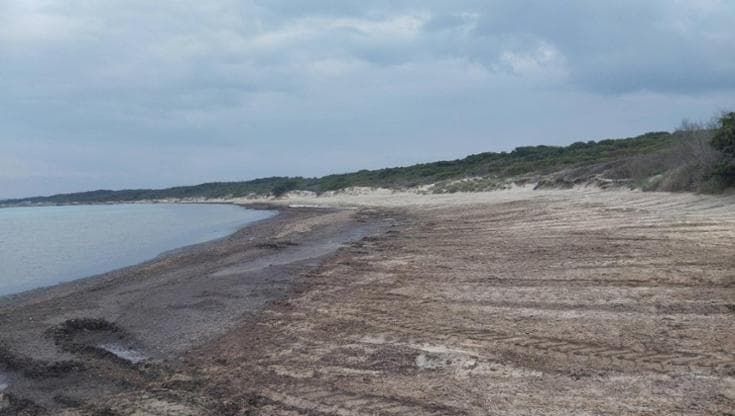 Gallipoli, sabbia spostata dalla spiaggia libera al lido dei parlamentari Lega: il caso in Procura
