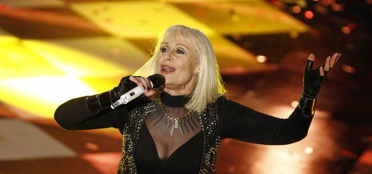 Raffaella Carrà 75 anni da icona, ma sempre con ironia 