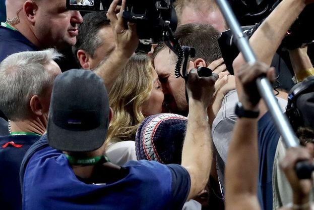 Super Bowl, la gioia della famiglia Brady: la top model Gisele Bunchen, il fuoriclasse Tom e i bambini esultano